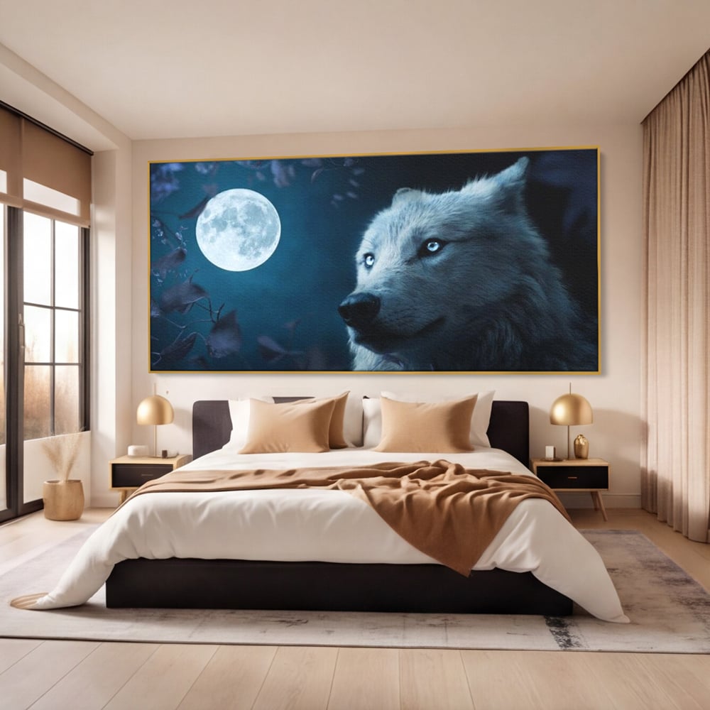 Tablou canvas cu tablou canvas cu lup si luna plina, in rama de aluminiu auriu, pe perete intr-un dormitor
